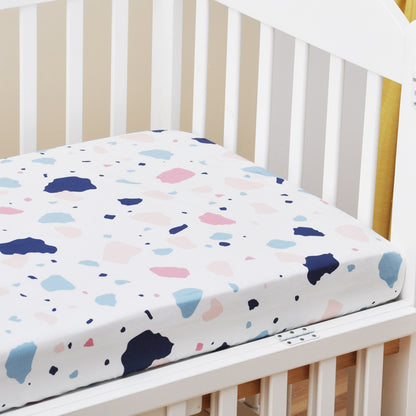 HOMCOM cotton baby bed sheet with colorful children's cartoon design on a child's bed for infants and toddlers.