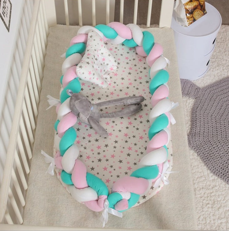 HOMCOM portable cotton crib with soft bedding, lightweight design, ideal for safe infant sleep and easy mobility.