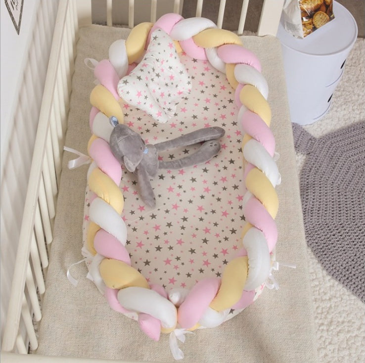 HOMCOM portable cotton crib with breathable mesh sides and sturdy frame, ideal for safe and comfortable baby sleeping space.