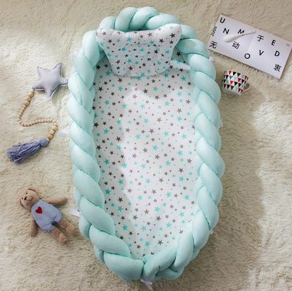 Portable HOMCOM cotton crib for infants, featuring a soft, breathable fabric and lightweight design for easy mobility.