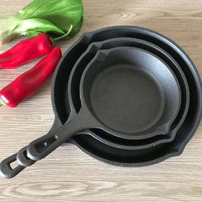 HOMCOM cast iron non-stick skillet griddle frying pan with seasoned surface, ideal for cooking and frying.