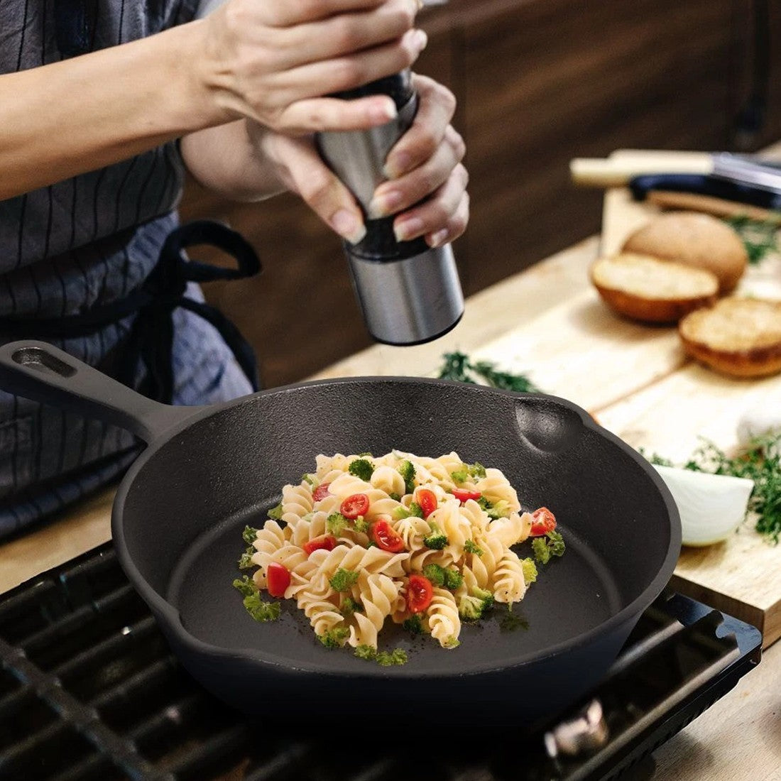 HOMCOM cast iron non-stick skillet griddle frying pan with seasoned surface, ideal for cooking and frying meals.
