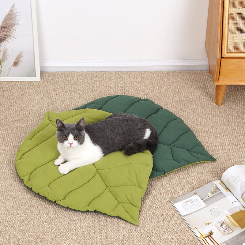 Eprolo leaf-shaped cat and dog sleeping mat with chew-resistant material, suitable for autumn and winter pet comfort.