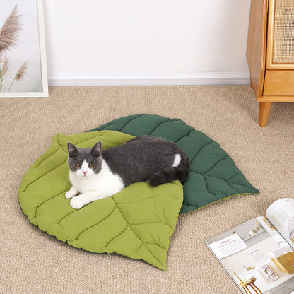 Eprolo leaf-shaped cat and dog sleeping mat with chew-resistant material, suitable for autumn and winter pet comfort.