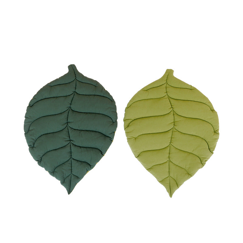 Eprolo leaf-shaped cat and dog sleeping mat with chew-resistant material, suitable for autumn and winter pet comfort.