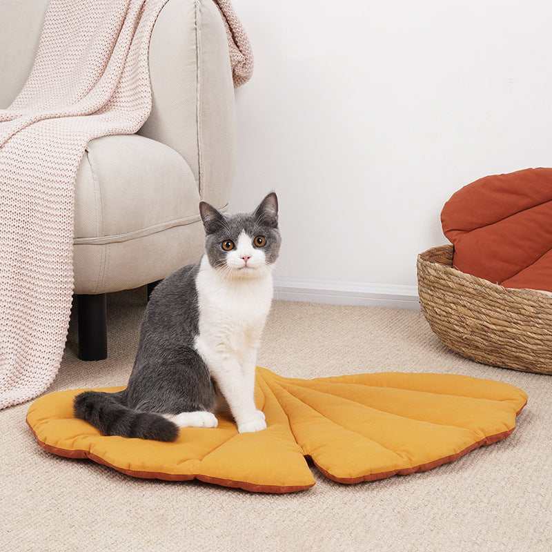Eprolo leaf-shaped cat and dog sleeping mat with chew-resistant fabric, suitable for autumn and winter use in cages.