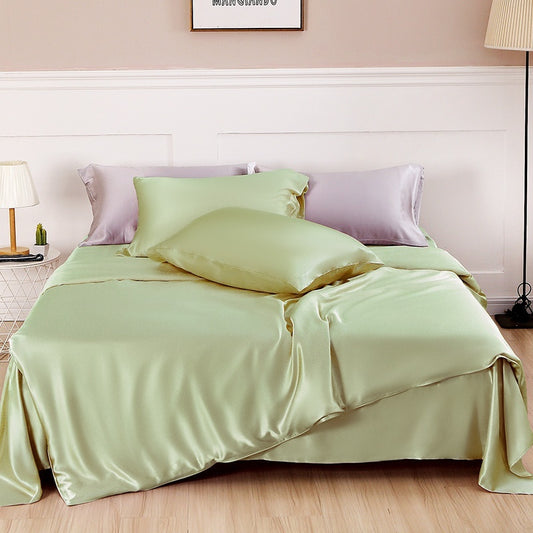 HOMCOM double-sided silk bedding duvet cover with smooth, luxurious fabric and elegant design for a comfortable sleep.