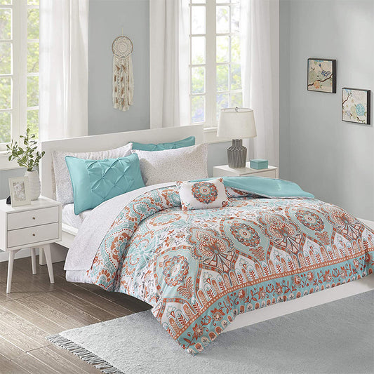HOMCOM three or four-piece bedding quilt cover set with patterned fabric and coordinating pillowcases for a cozy bedroom look.