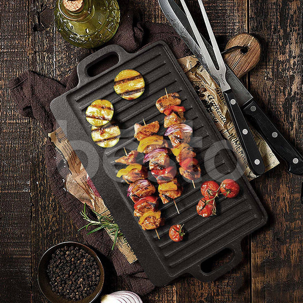 Reversible cast iron griddle plate by HOMCOM, showcasing a flat side and a ridged grilling side for versatile cooking.