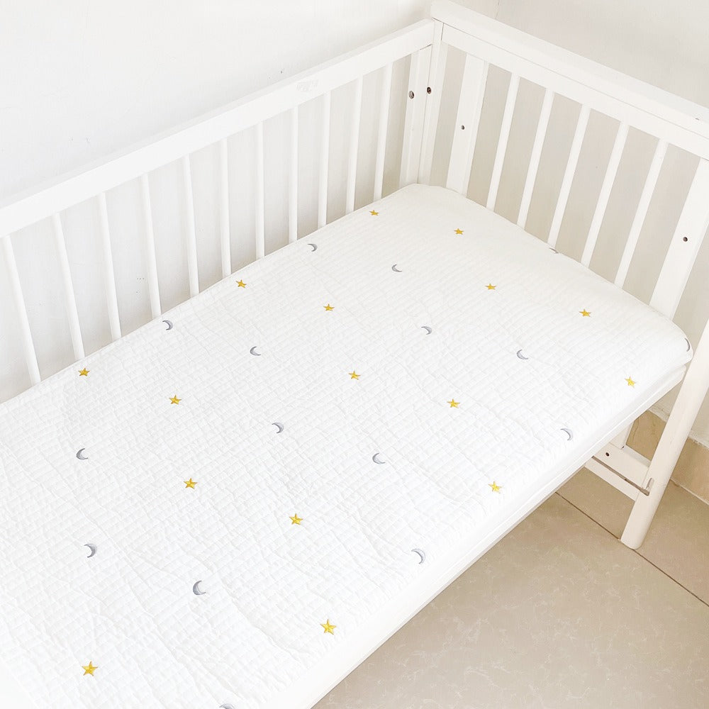 Eprolo baby fitted sheet quilted cotton with embroidered bear head design, soft and comfortable bedding for infants.