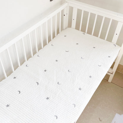 Baby fitted sheet by eprolo with quilted cotton fabric and embroidered bear head design, suitable for crib mattresses.