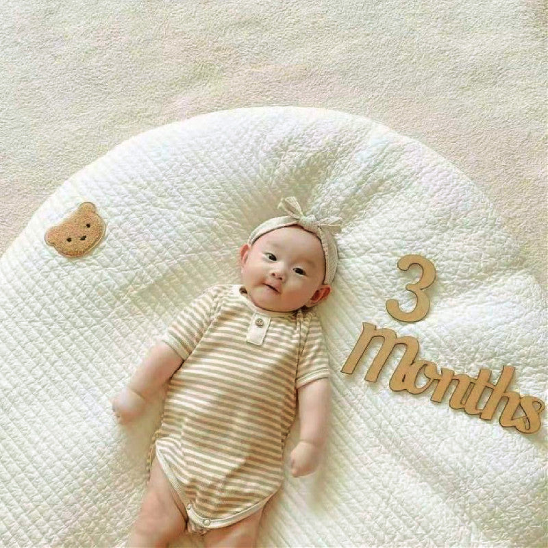 HOMCOM bear quilted round floor mat for baby room decoration, soft quilted cushion with bear design, ideal for nursery decor