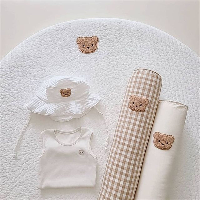 HOMCOM bear quilted round floor mat for baby room, soft cushioned decorative rug with adorable bear design.