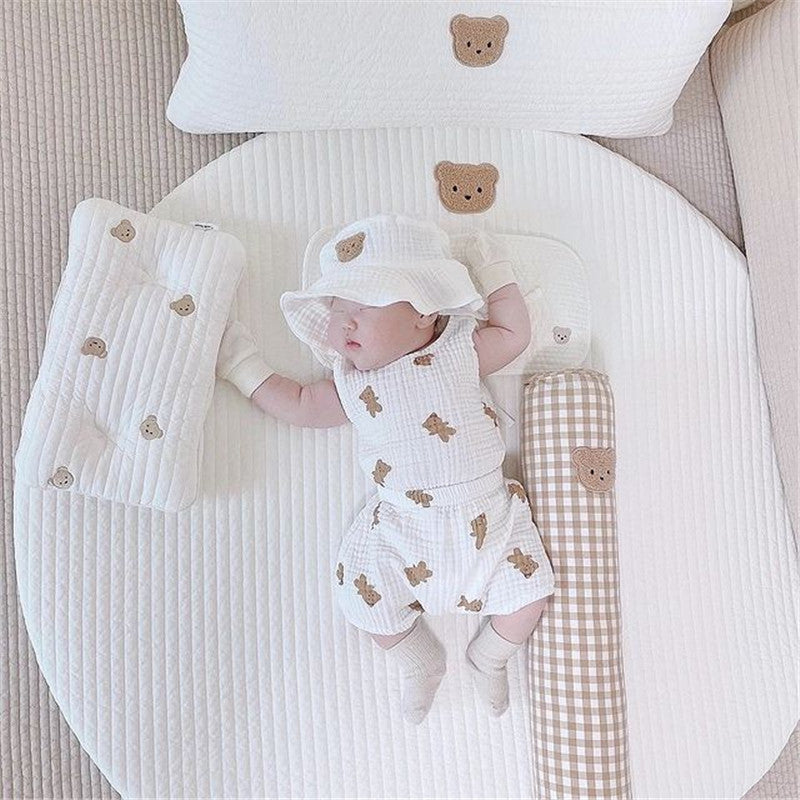 HOMCOM bear quilted round floor mat for baby room, soft padded decoration cushion with cute bear design on a cozy play area.