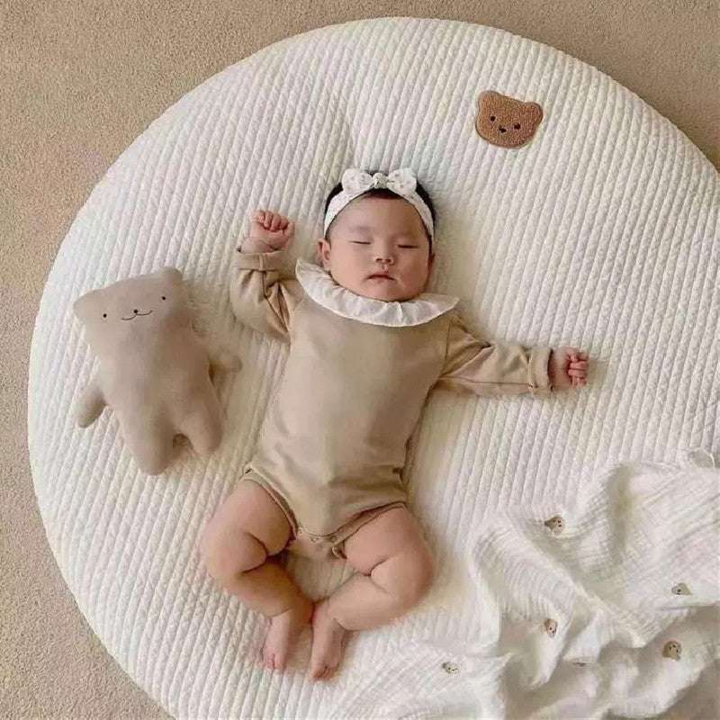 HOMCOM bear quilted round floor mat for baby room, soft cushioned decoration with a cute bear design and quilted texture.