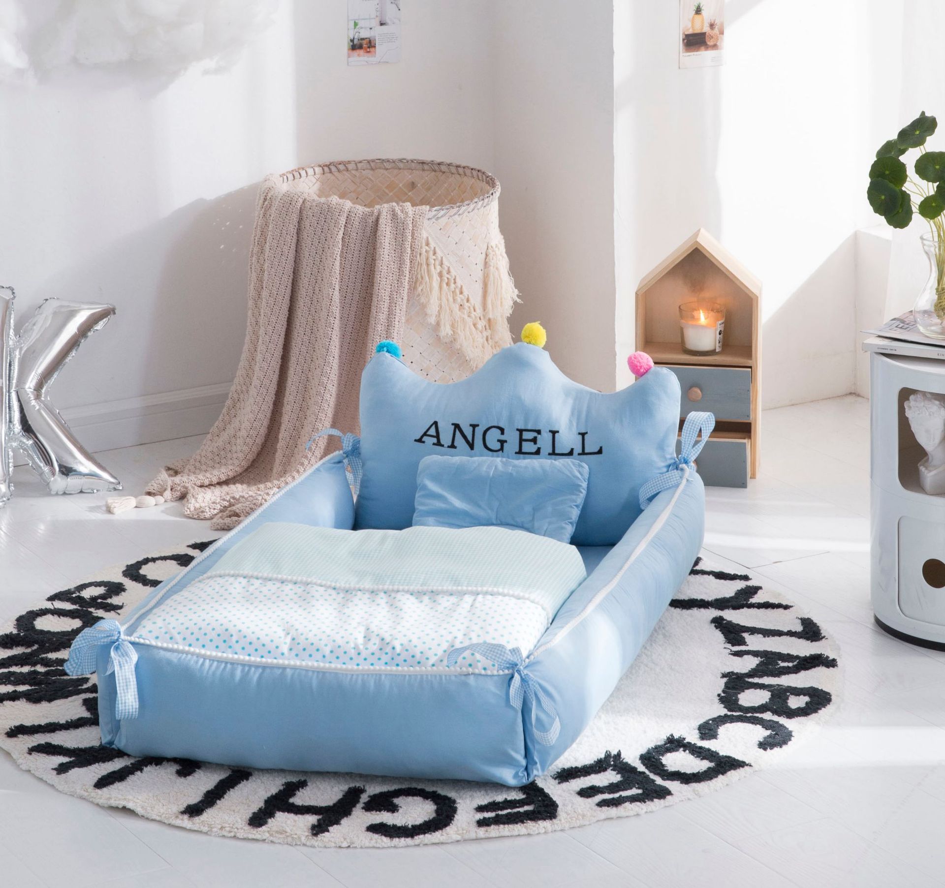 Blue portable HOMCOM neonatal crib with adjustable, detachable, washable middle bed and ergonomic design for comfortable infant care.