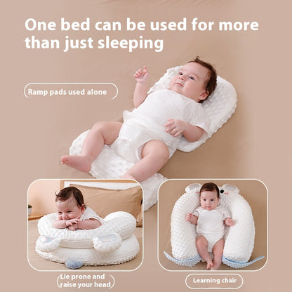 HOMCOM newborn baby suit with bionic bed design, portable and adjustable for comfort and support in a cute bear pattern.