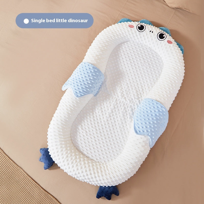 Cute HOMCOM baby suit for newborns with bionic bed design, portable and adjustable for comfortable sleep and care.