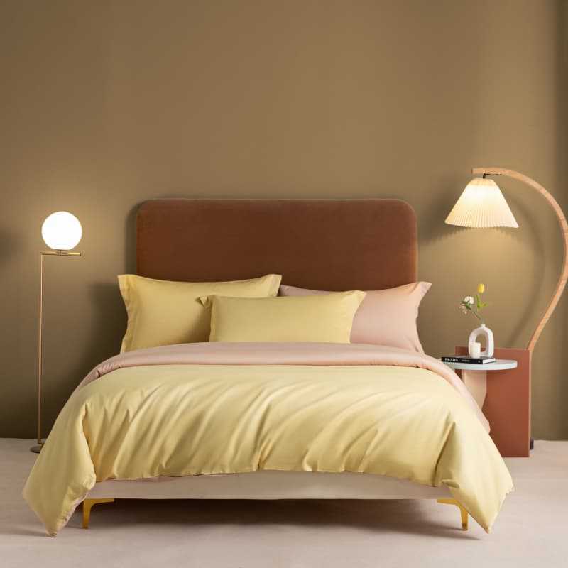 Gray HOMCOM long-staple cotton four-piece bed sheet set with fitted sheet and flat sheets, soft and durable bedding for a comfortable sleep.