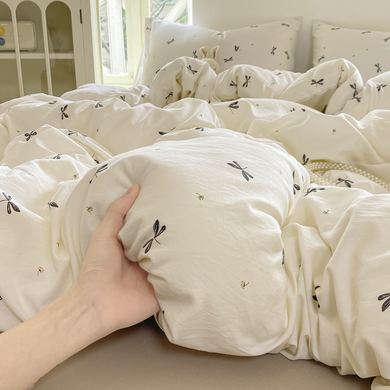 HOMCOM Class A maternal and infant-grade wrinkled cotton four-piece bedding set with baby-safe, soft, and breathable fabric.