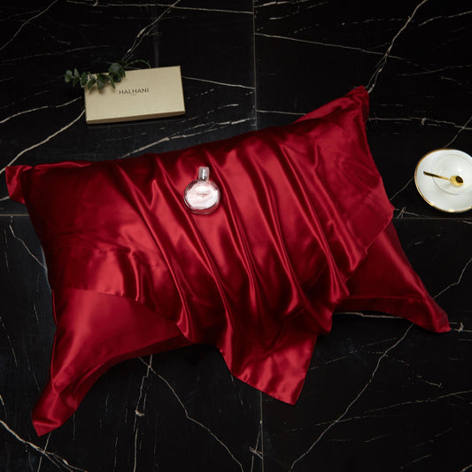 Red HOMCOM 19mm double-sided silk pillowcase, 48x74cm, soft and luxurious for comfortable sleep and elegant bedroom decor.