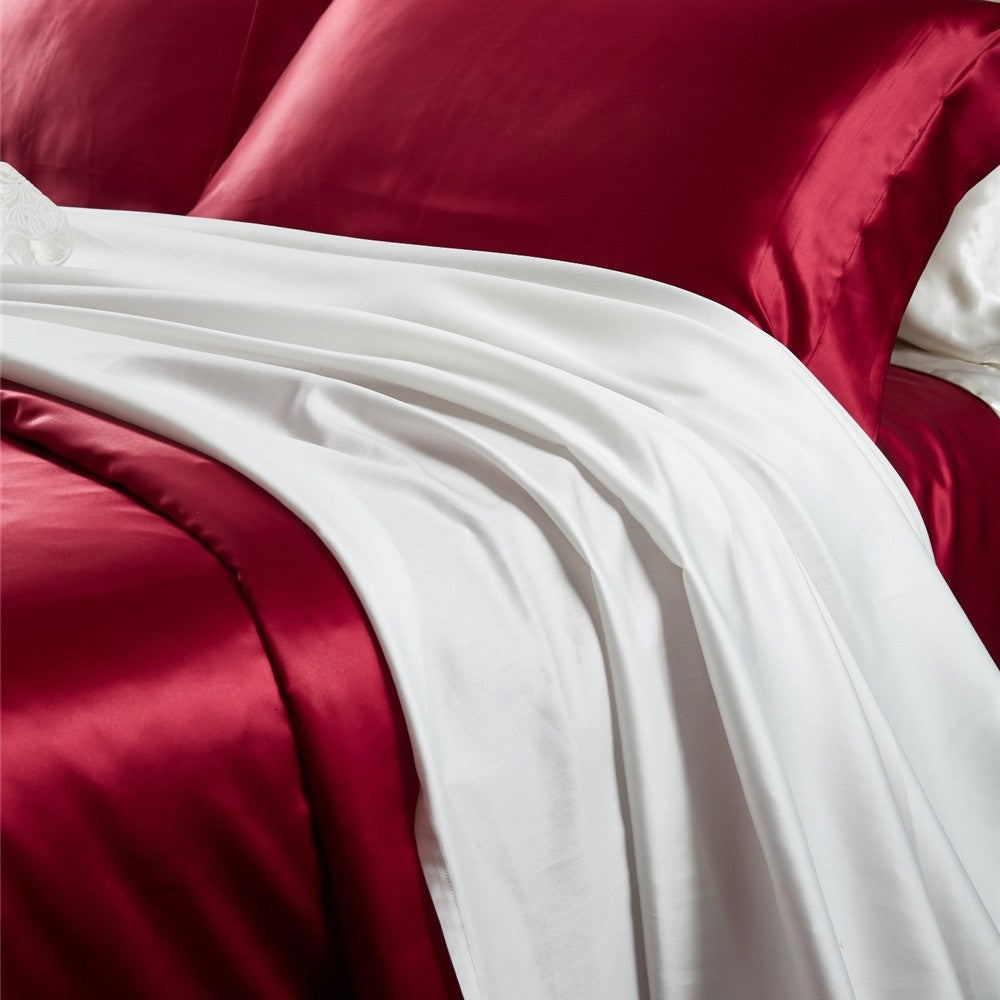 Red HOMCOM 19mm double-sided silk pillowcase, 48x74cm, showcasing smooth, luxurious silk fabric and elegant design.