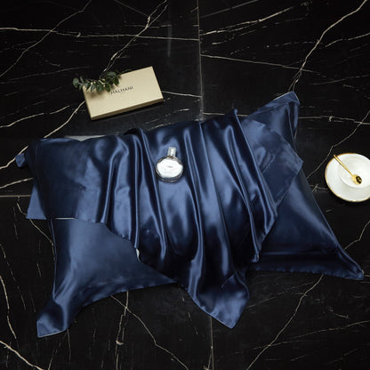 HOMCOM 19mm double-sided silk pillowcase in romantic red, 48x74cm, showcasing smooth, luxurious silk fabric and elegant design.