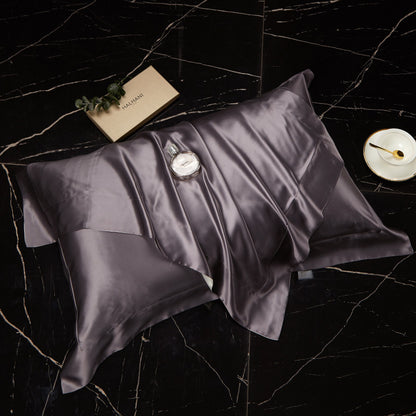 HOMCOM 19mm double-sided silk pillowcase in romantic red, measuring 48x74cm, with smooth, luxurious silk fabric.