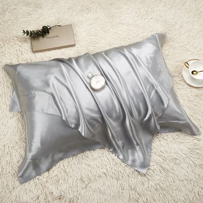 Red HOMCOM 19mm double-sided silk pillowcase, 48x74cm, soft and smooth fabric for luxurious comfort and elegant bedroom decor.