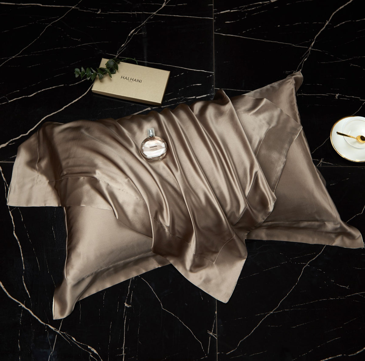HOMCOM 19mm double-sided silk pillowcase in romantic red, 48x74cm, showcasing smooth, luxurious fabric and elegant design.