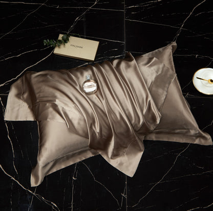 HOMCOM 19mm double-sided silk pillowcase in romantic red, 48x74cm, showcasing smooth, luxurious fabric and elegant design.