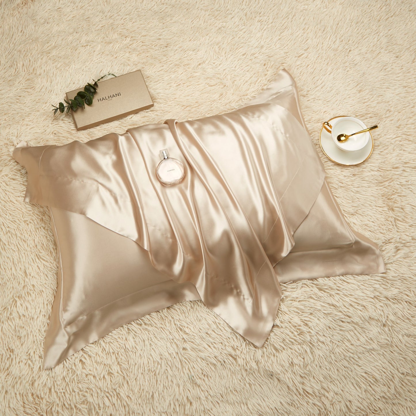 HOMCOM 19mm double-sided silk pillowcase in romantic red, 48x74cm, showcasing smooth, luxurious fabric and elegant design.