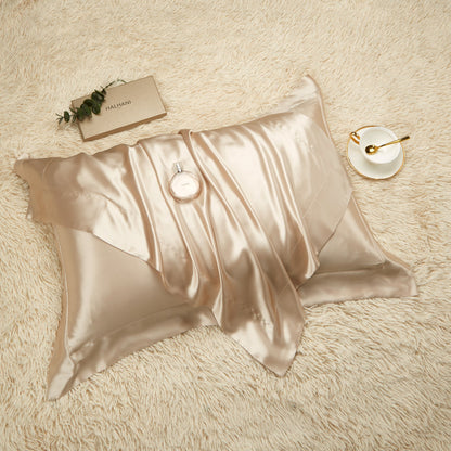 HOMCOM 19mm double-sided silk pillowcase in romantic red, 48x74cm, showcasing smooth, luxurious fabric and elegant design.