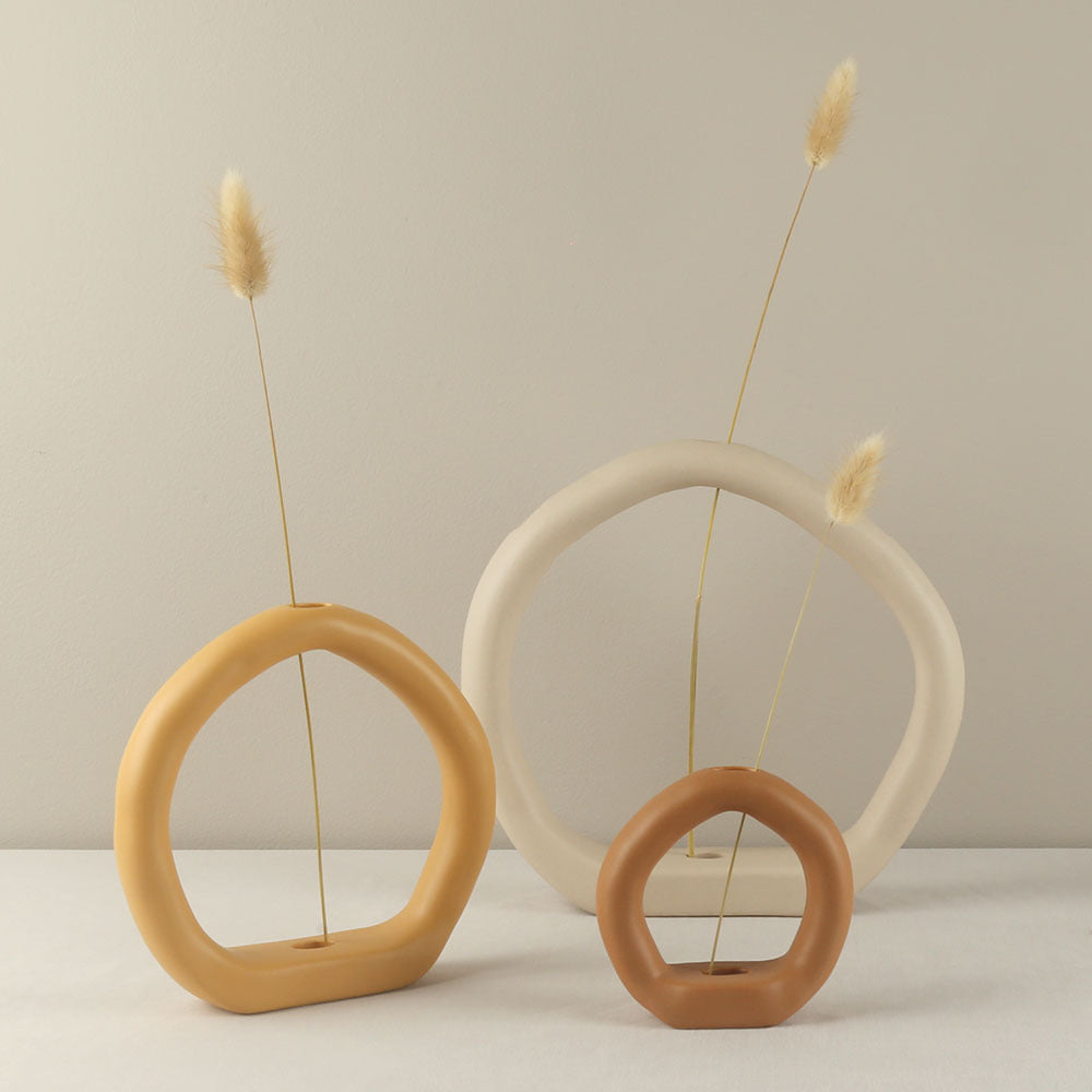 HOMCOM creative vase for hallway or living room decor, modern design with a sleek finish in a model room setting.