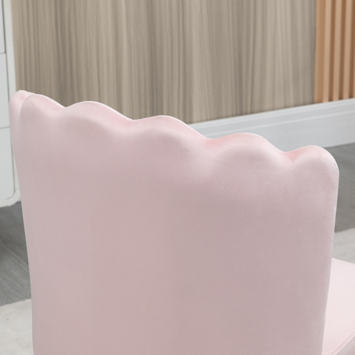 Pink velvet-feel shell luxe accent chair with metal legs, ideal for home bedrooms or lounge areas, by HOMCOM.