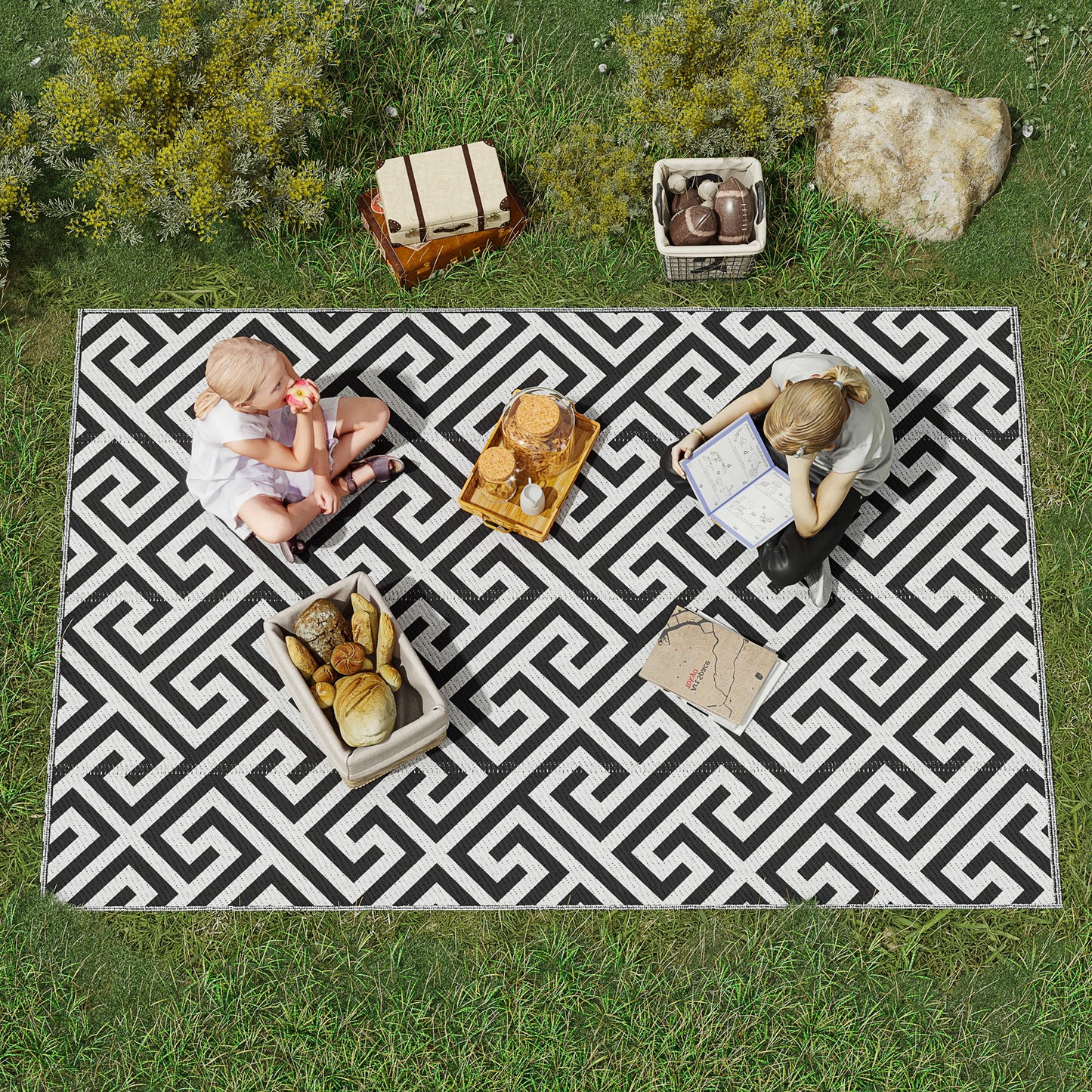 Reversible outdoor rug 152x243cm with plastic straw design, ideal for camping and garden use, portable and durable.
